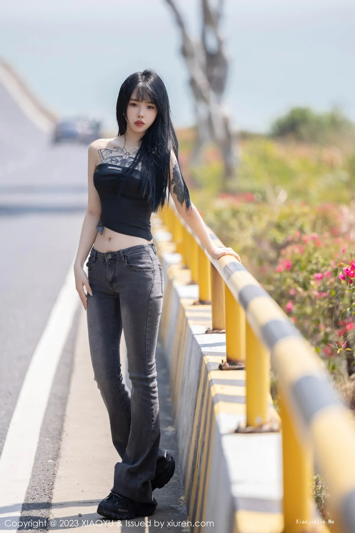 [XiaoYu画语界]Vol.1047_模特奶瓶黑色露肩短款上衣+性感蛋黄色吊带秀曼妙身姿诱惑写真98P-blog.zhu.ee