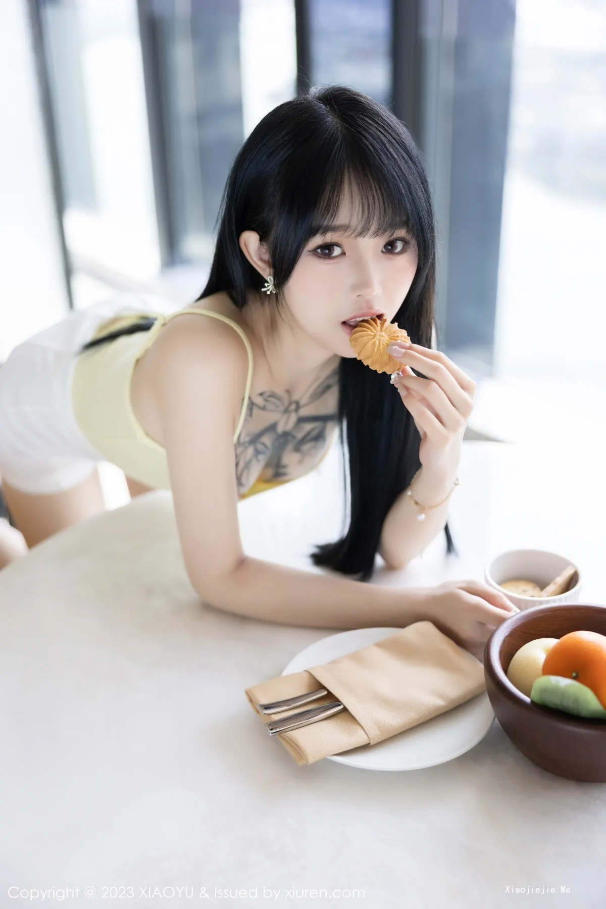 图片[28]-[XiaoYu画语界]Vol.1047_模特奶瓶黑色露肩短款上衣+性感蛋黄色吊带秀曼妙身姿诱惑写真98P-blog.zhu.ee