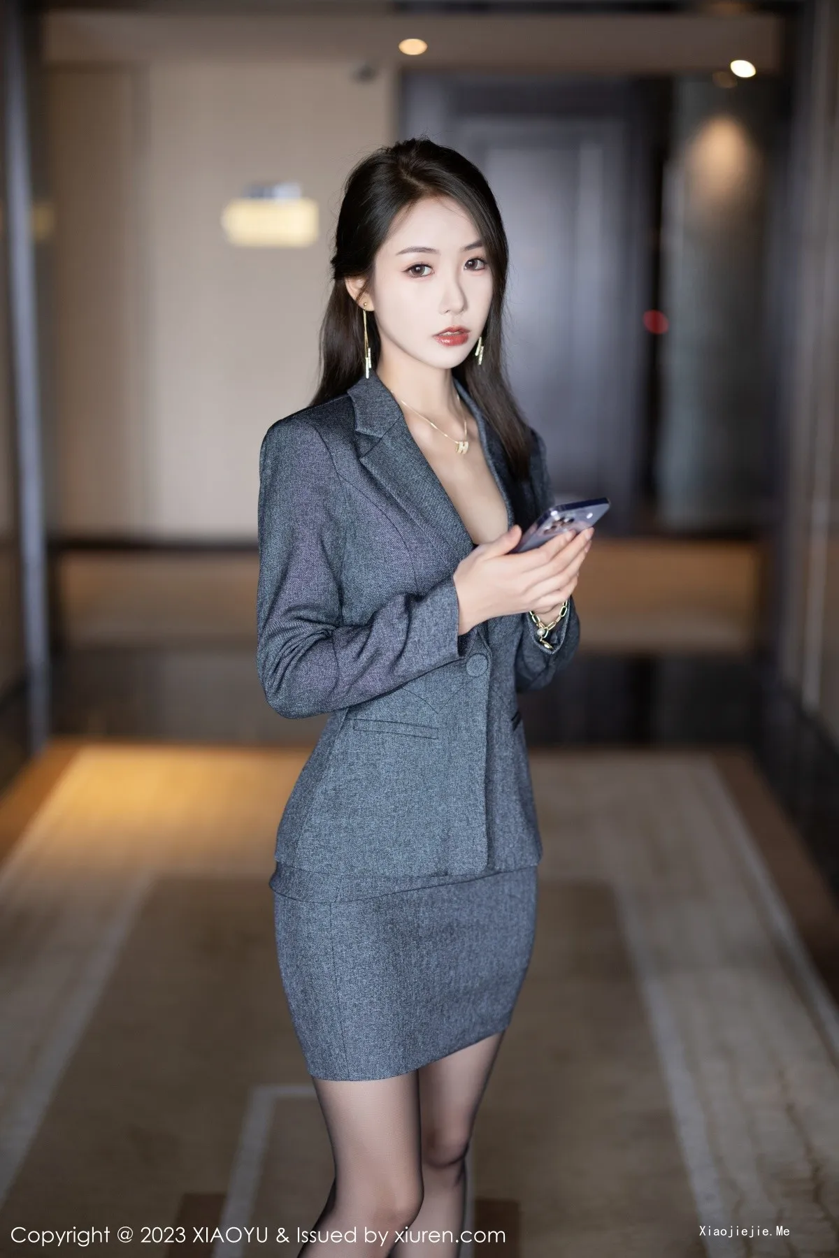 图片[34]-[XiaoYu画语界]Vol.1042_模特苏苏阿脱深灰制服露性感黑色薄透内衣秀曼妙身姿诱惑写真100P-blog.zhu.ee