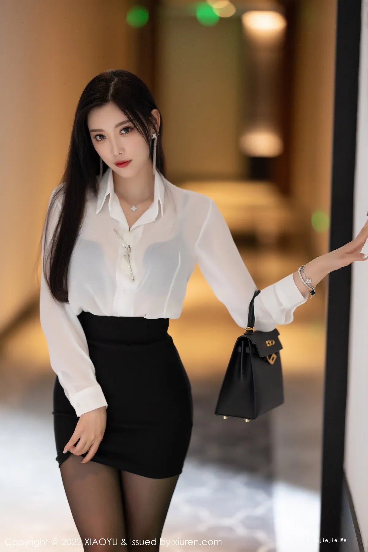 图片[2]-[XiaoYu画语界]Vol.865_女神杨晨晨Yome杭州旅拍白T配黑短裙半脱露无内黑丝诱惑写真90P-blog.zhu.ee