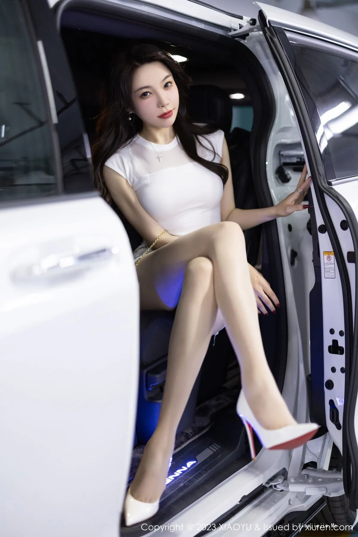 图片[2]-[XiaoYu画语界]Vol.998_女神徐莉芝Booty白色短款上衣配白短裙露性感蕾丝内衣诱惑写真86P-blog.zhu.ee