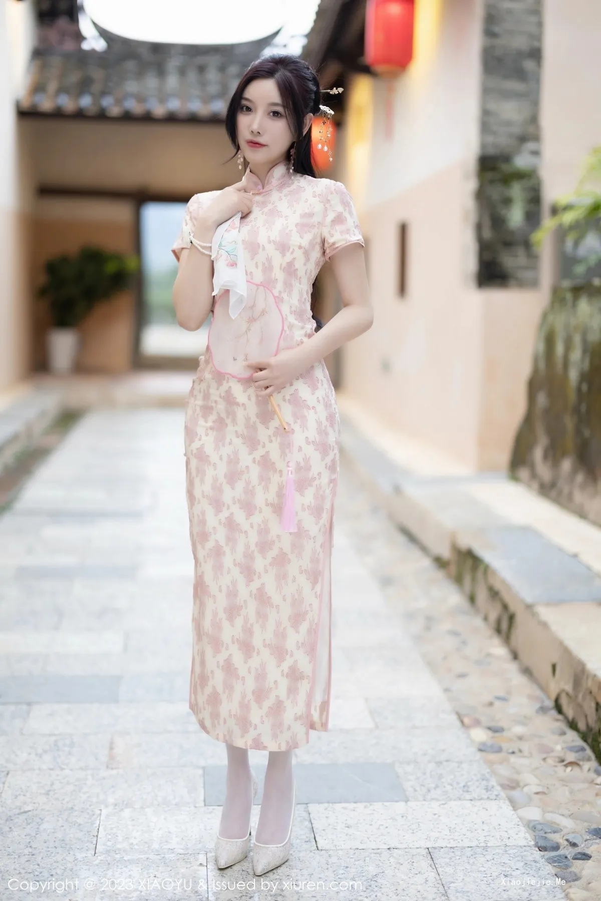 [XiaoYu画语界]Vol.993_女神杨晨晨Yome脱浅色旗袍露白色蕾丝内衣配白丝吊袜诱惑写真90P-blog.zhu.ee